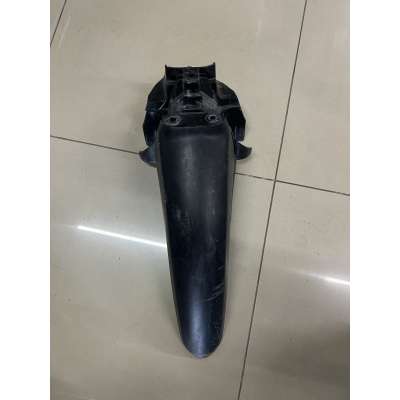 ΠΙΣΩ ΚΟΜΜΑΤΙ ΜΠΡΟΣΤΙΝΟΥ...